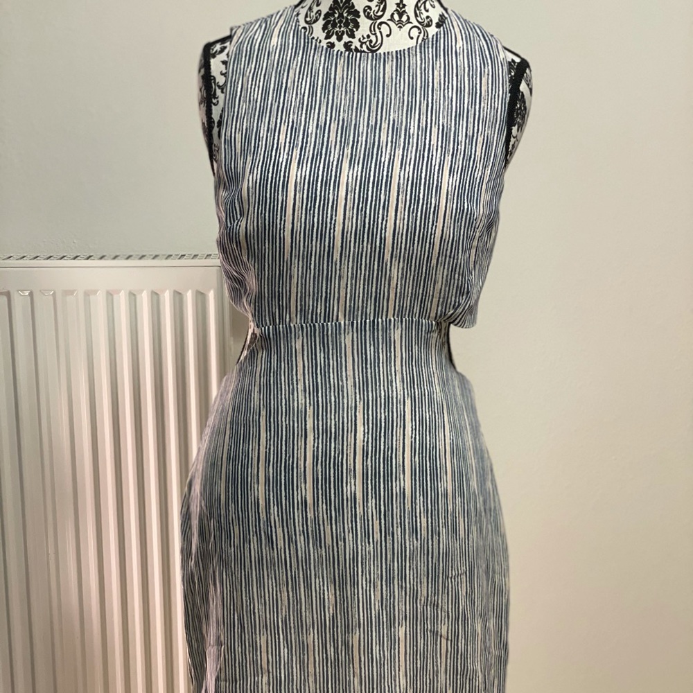 Sleeveless, open side dress